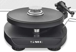 LEFT: Unlike most high-end turntables, ‘compact’ is the watchword here. The Synergy is essentially a two-tier design of base and subchassis with isolation between, plus a tonearm that’s a variant of the Series IV