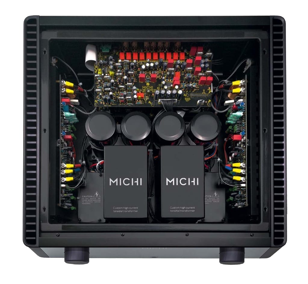 The shielded toroidal transformers form the basis of the X5’s dual power supply. After the rectifiers, four capacitors with 22,000 microfarads each smooth the pulsed DC. Just behind them is the input board with switching relays.