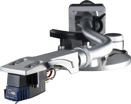The tonearm comes directly from the high-end specialist SAEC. The knife-edge pivot point bearing resolves even the smallest vertical movements