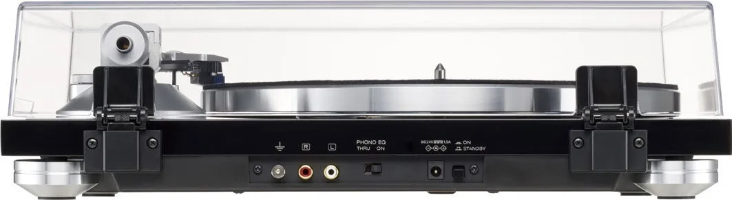 On the back, we find, in addition to the classic RCA and ground connections, a switch to activate the integrated phono stage