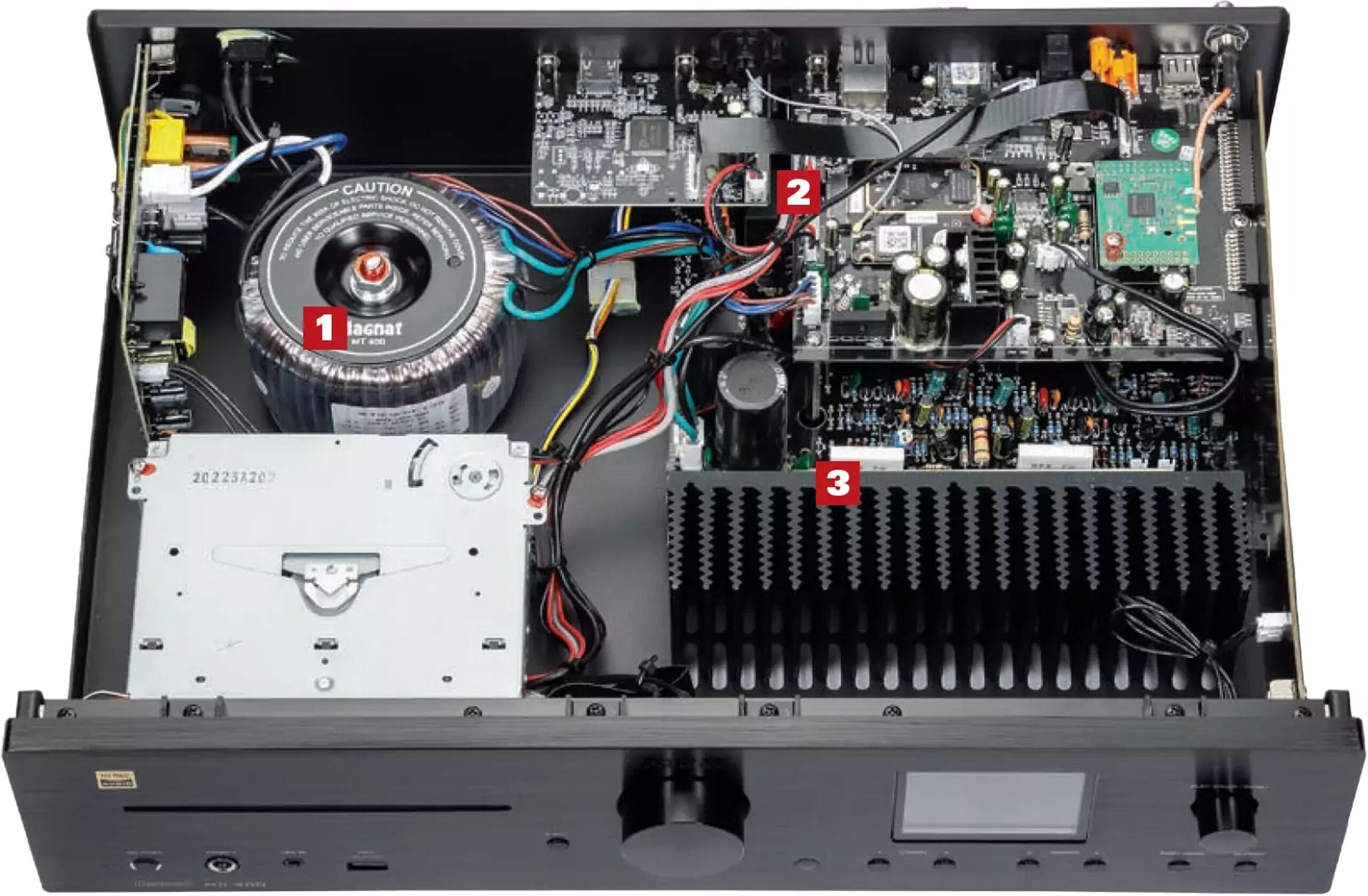 1 Power supply first: A generously sized toroidal transformer with multiple windings and minimal stray field. 2 The multi-level input section accommodates a range of sources. 3 The power amplifier delivers the necessary punch.