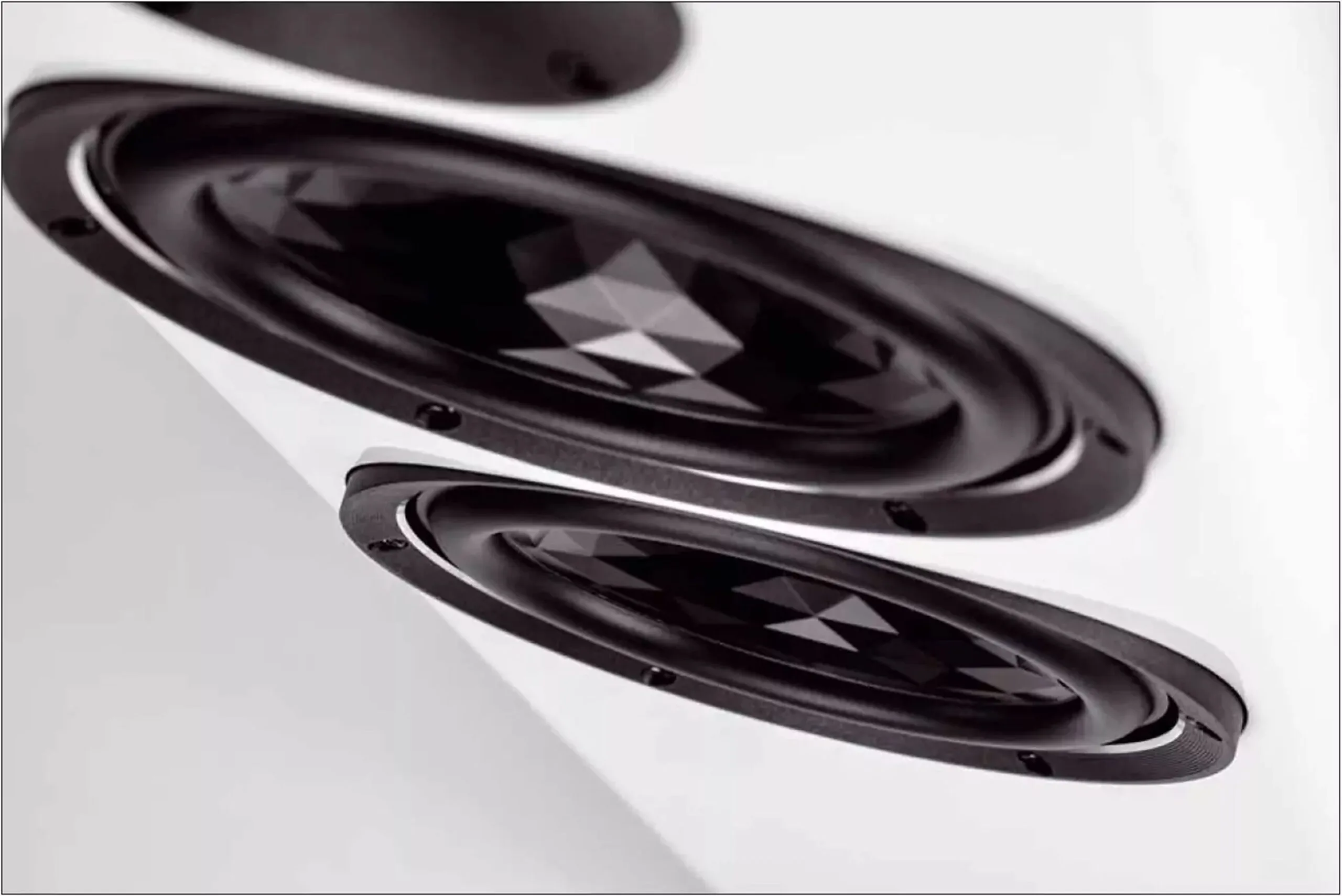 The diamond-like membranes of the midrange and bass/midrange drivers are extremely stable due to their shape